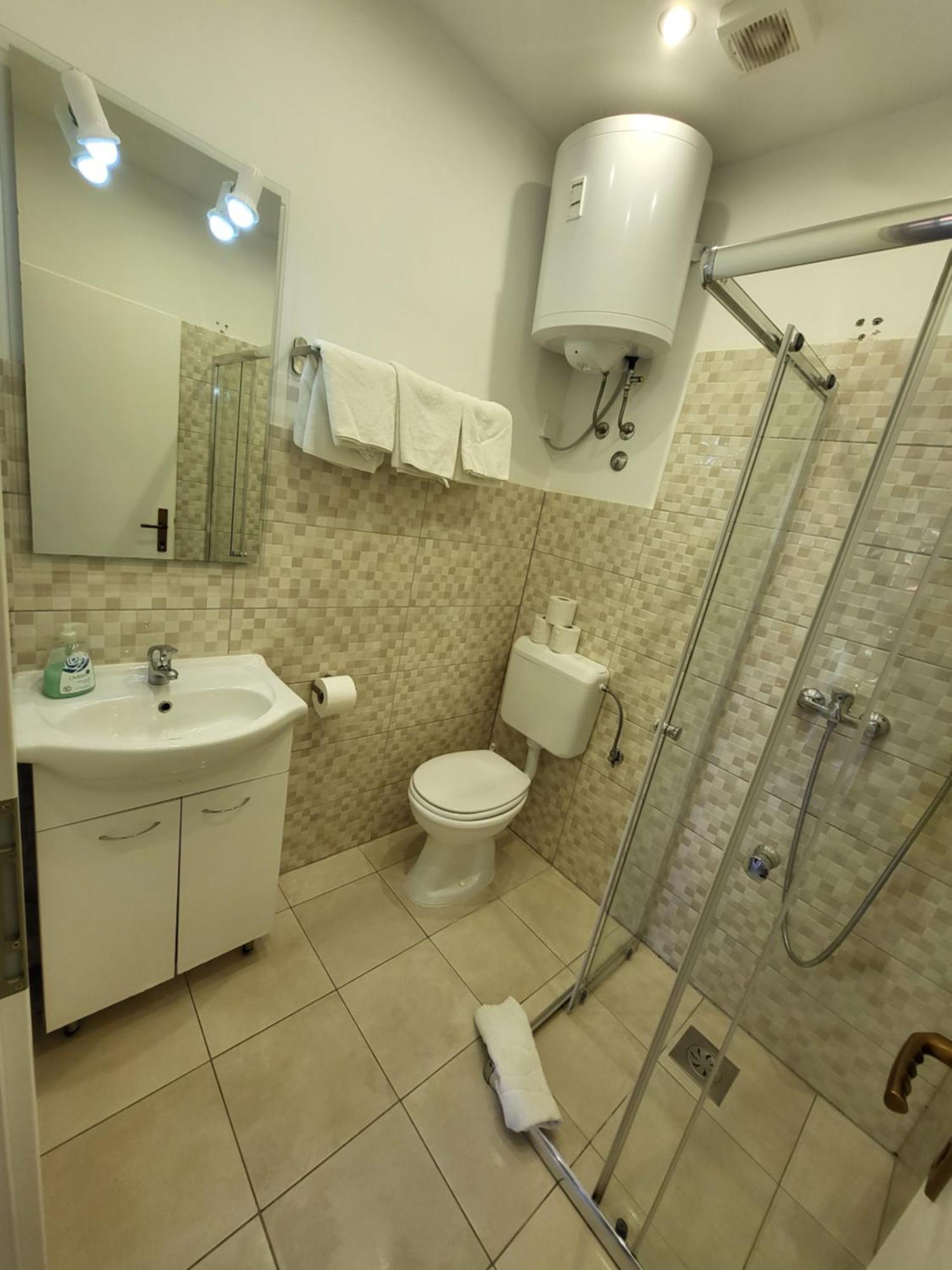 Apartmaji Tim Izola Bilik gambar